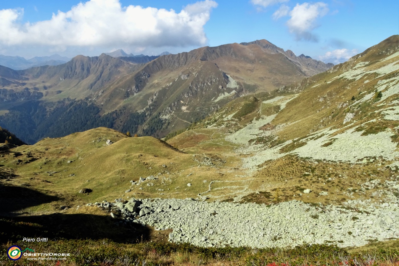 50 Uno sguardo al vallone tra Arete e Valegino che scendero al ritorno.JPG